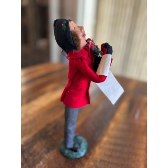 Vintage Byers Choice Carolers Figurine Man In Red Coat & Plaid Scarf Holding Wre - Picture 5 of 9
